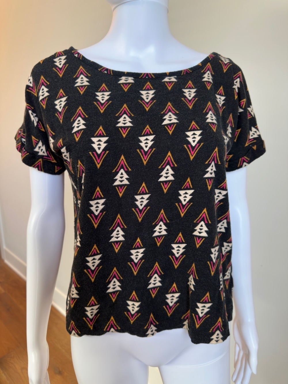 Rachel Zoe Black Short Sleeve Top with Cream, Pink and Gold Geometric Print